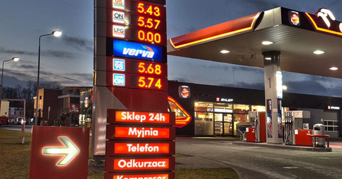 Totem z cenami za litr danego paliwa jeszcze trochę z nami zostanie