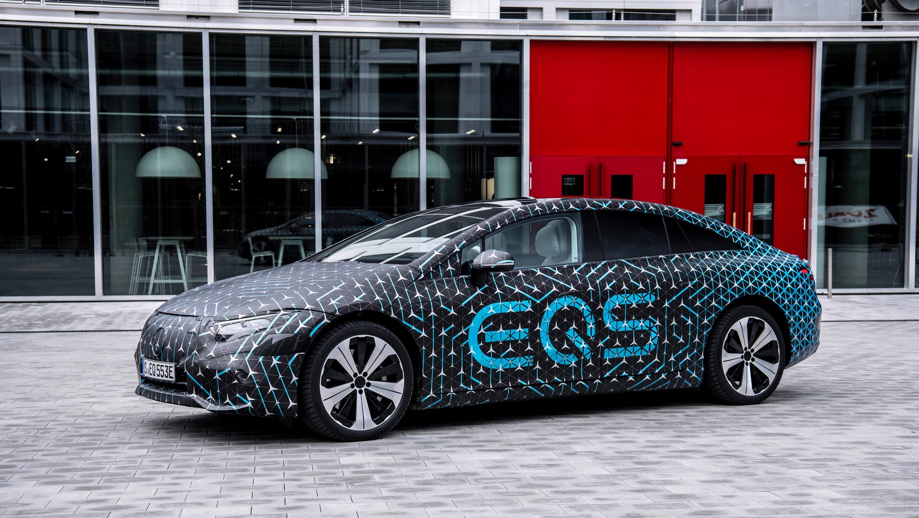 Moc rekuperacji nowego Mercedesa EQS to aż 290 kW (394 KM), co niemal eliminuje konieczność używania tradycyjnego układu hamulcowego