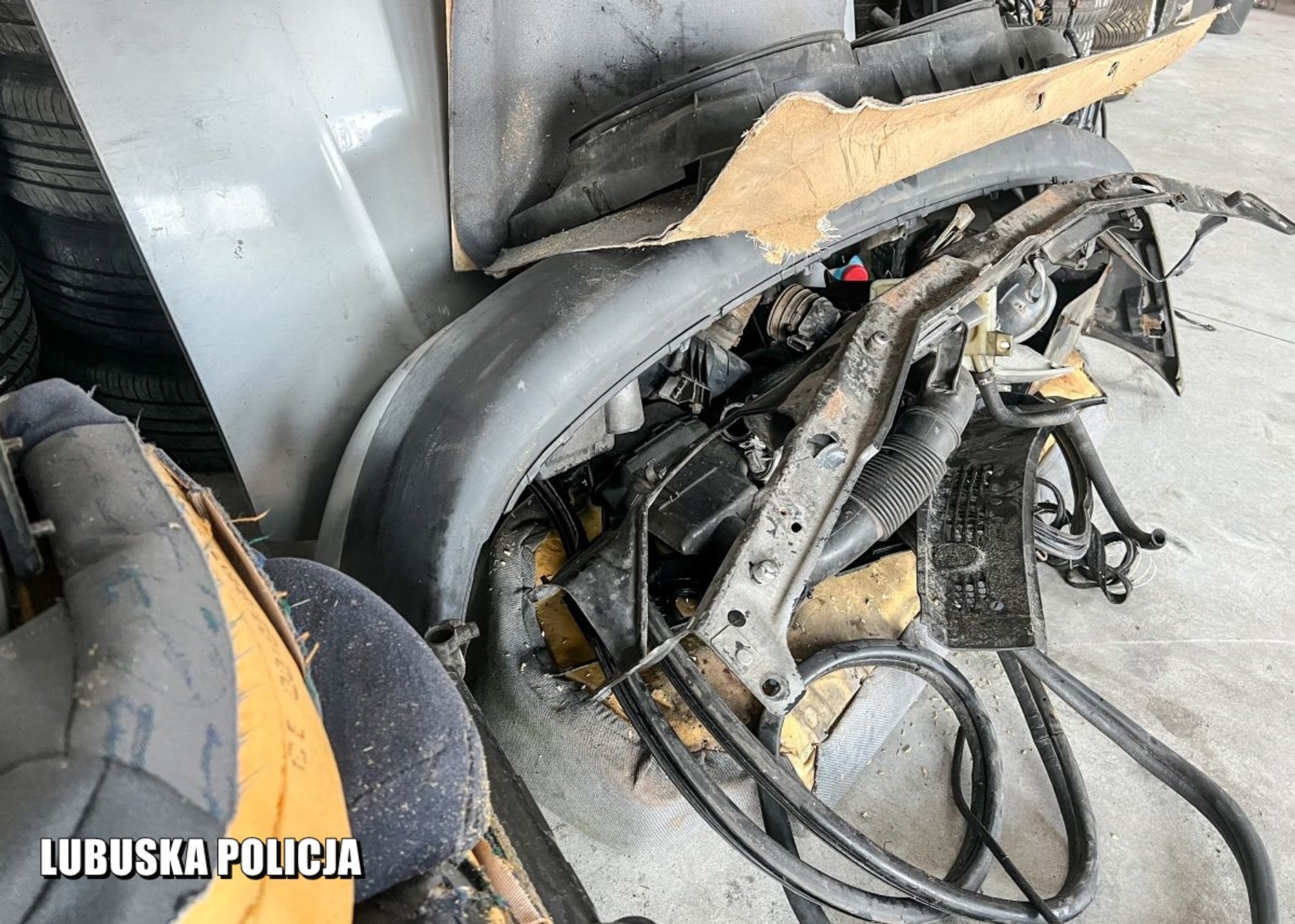 Wzięli citroena na lawetę i ukradli ze stacji benzynowej. Zuchwałą kradzież