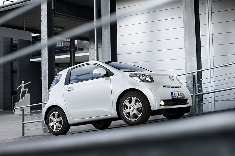 Toyota iQ: sześć nowinek technicznych zwiększających kabinę pasażerską