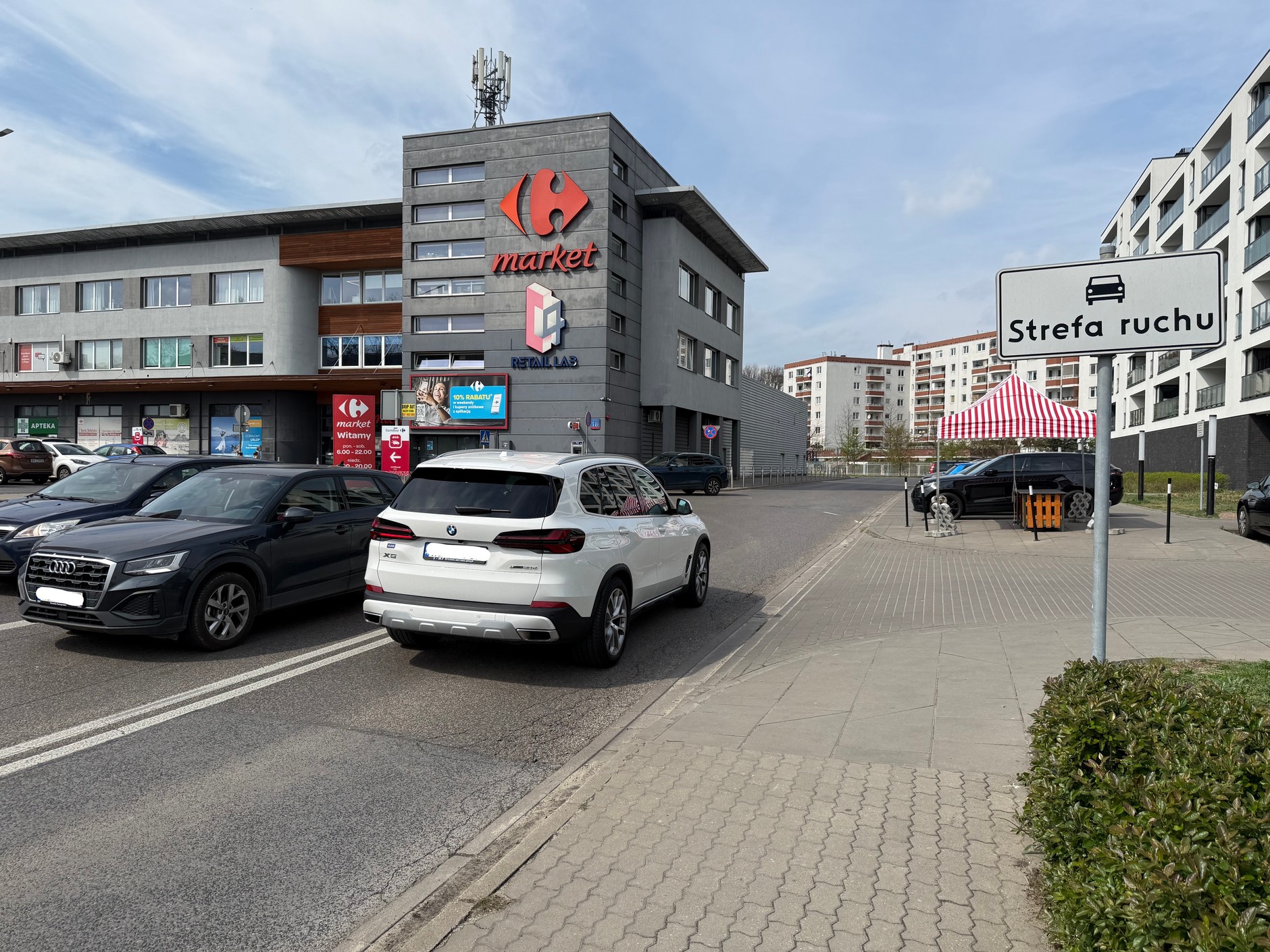 Znak D-52 informujący o wjeździe do strefy ruchu