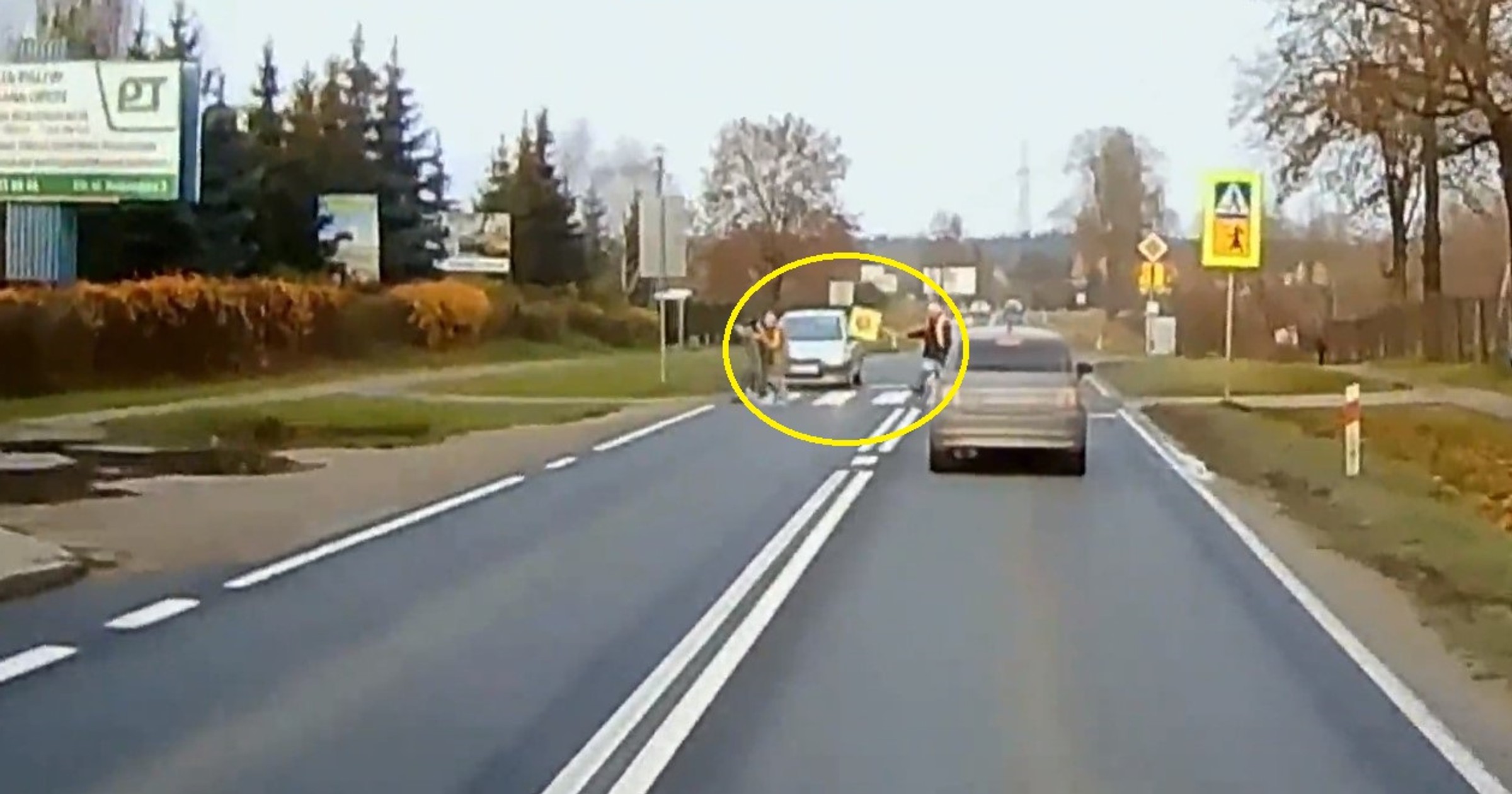 Kobieta omal nie potrąciła pieszych na pasach 