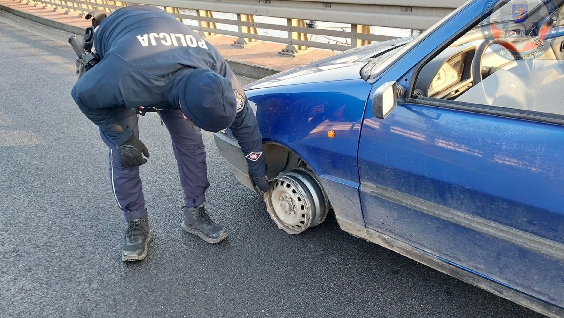 Mężczyzna jechał na samej feldze.