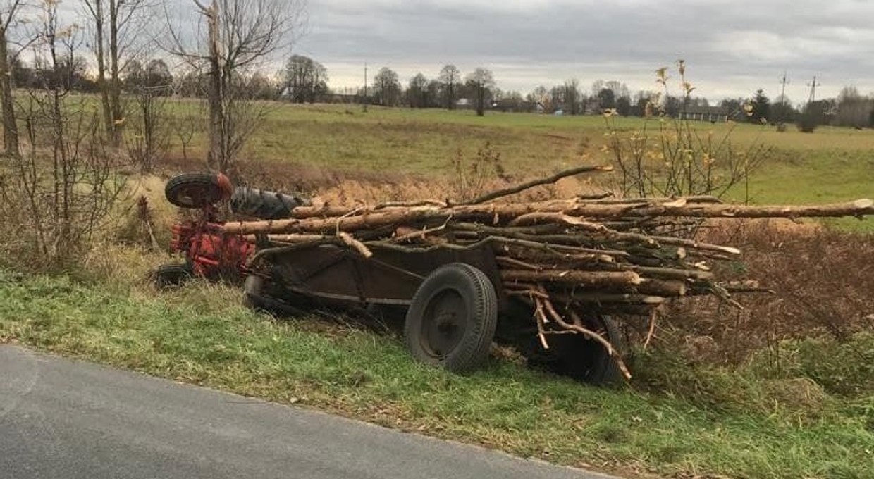 Stracił panowanie nad traktorem i wpadł do rowu. Był zupełnie pijany