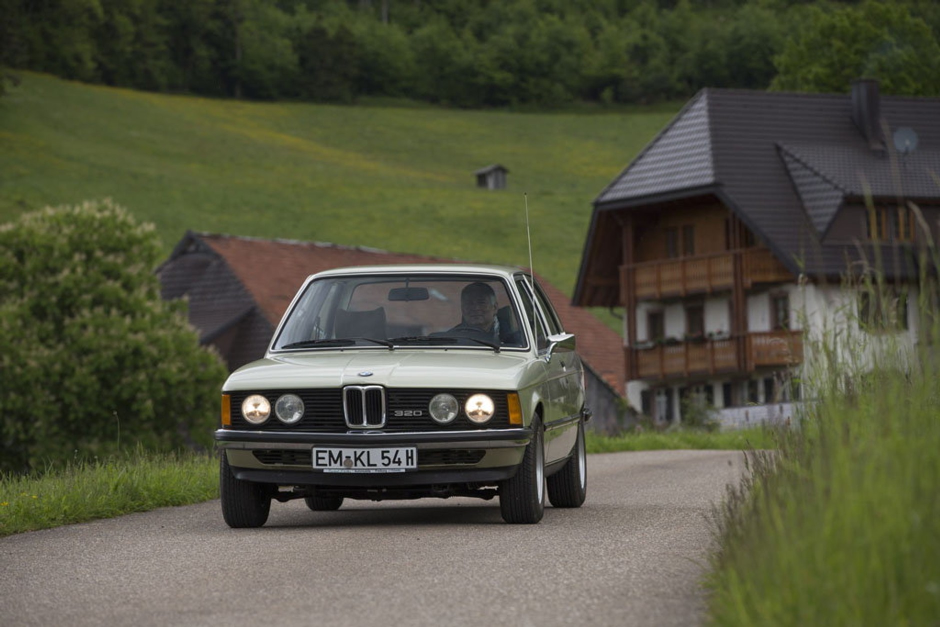 Klasyk, który cię nie zrujnuje - BMW 320/6