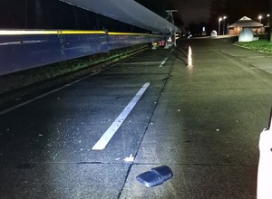 Kierowca tira uszkodził na parkingu bardzo drogi ładunek i uciekł. Coś jednak zgubił