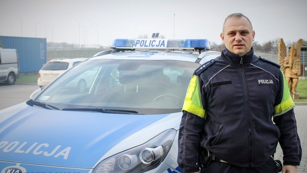 Rowerzysta zawdzięcza życie policjantowi. Nie wahał się ani chwili