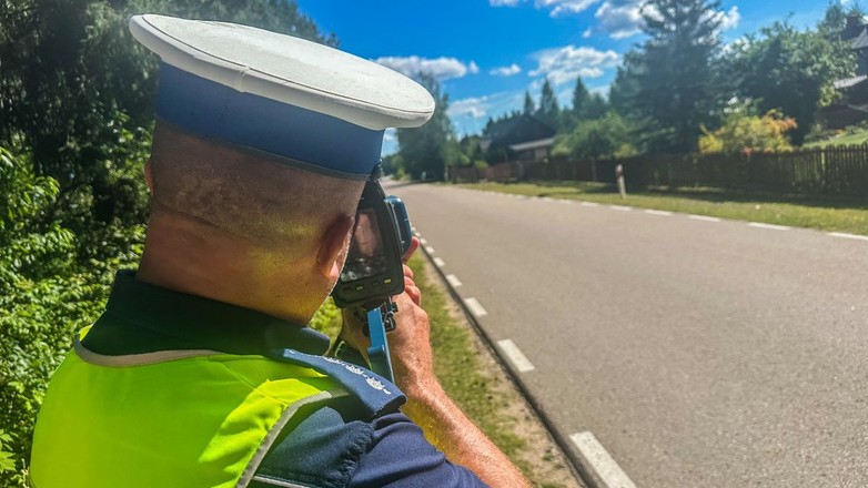 Obraz pochodzący z serwisu https://augustow.policja.gov.pl/po5/aktualnosci/97466,Dwoch-kierowcow-stracilo-prawa-jazdy-za-przekroczenie-predkosci-w-terenie-zabudo.html