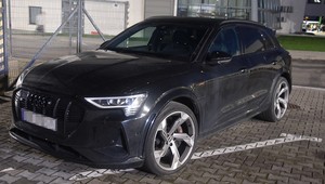 Przyjechała na polską granicę elektrycznym audi. Dalej już nie pojechała