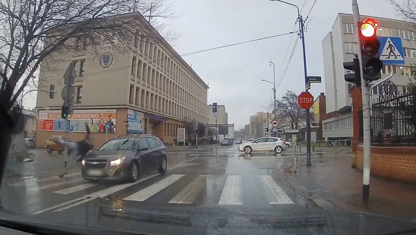 Dużo wypadków z udziałem pieszych. Tak do nich dochodzi [WIDEO]