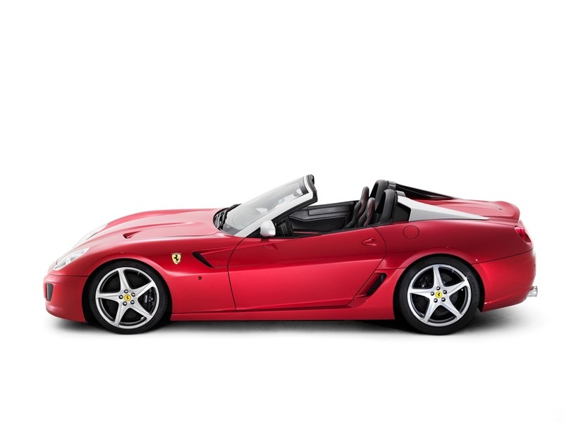Ferrari SA APERTA – 80 lat, 80 osób, bez dachu