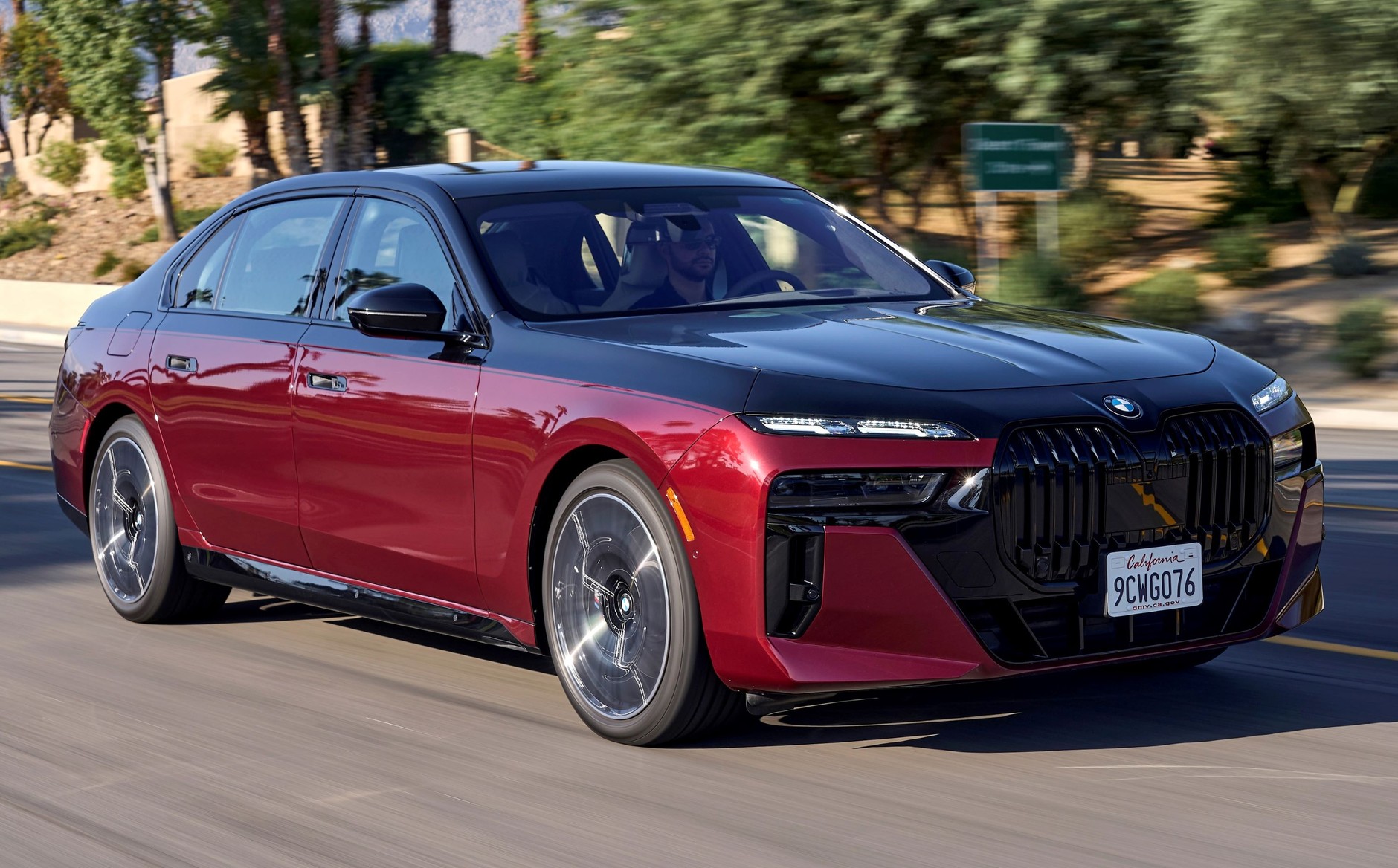 BMW serii 7 (siódma generacja; od 2022 r.) w malowaniu BMW Individual Czarny Szafir za 62 tys. 100 zł