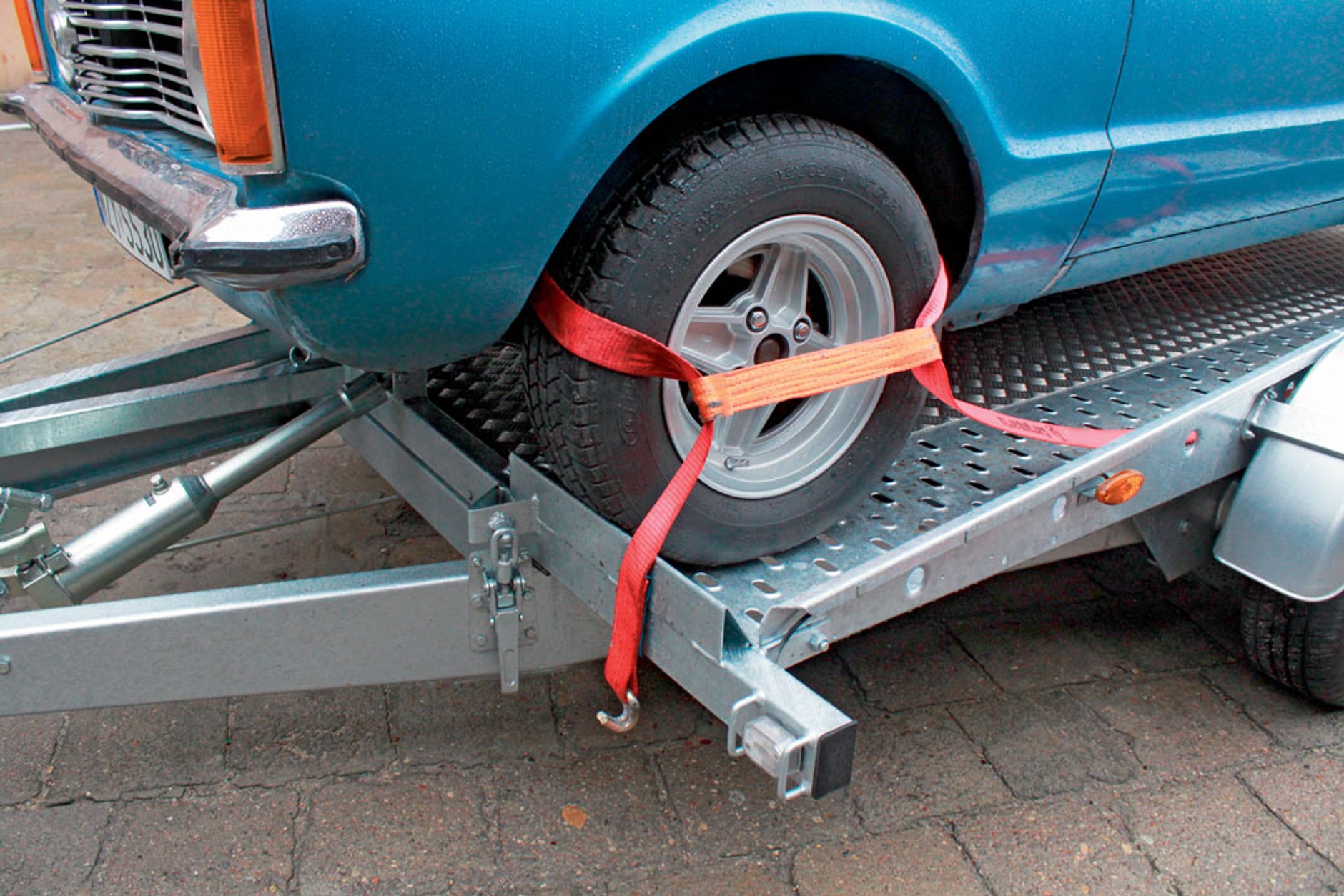 Jak zgodnie z przepisami holować lawetę?