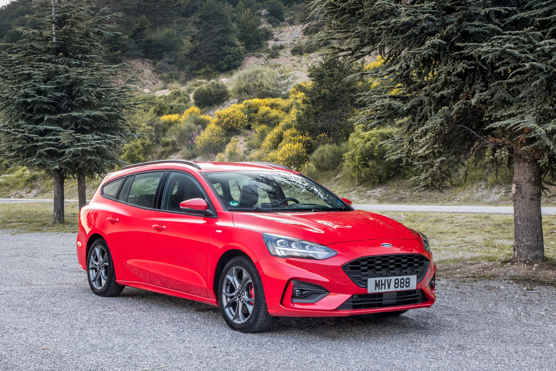 Ford Focus ST Line – (w kb. od 91 600 zł) to wariant ze sportową stylizacją, ale nie tylko. Wersja ta ma: ostrzejszy styl tylnego dyfuzora, większy spoiler dachowy, mniej osłonięte przednie wloty powietrza, a także charakterystyczny dolny spoiler i obniżone o 10 mm sportowe zawieszenie.