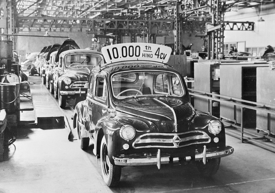 Linia montażowa samochodów Hino, wg wzoru licencyjnego modelu Renault 4CV.