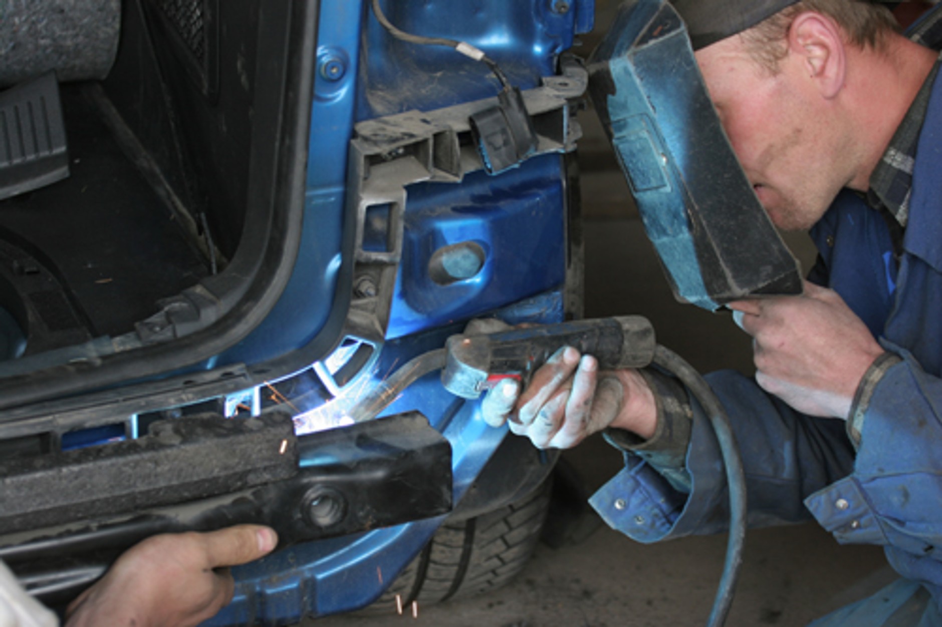 Montaż haka: Czyli zanim pociągniesz przyczepę