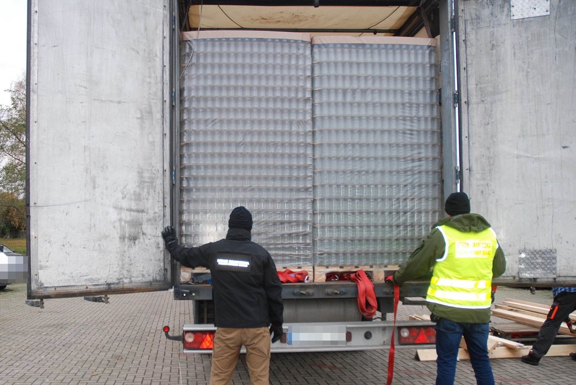 Funkcjonariusze CBŚP i Straży Granicznej zatrzymali trzy ciężarówki wypełnione nielegalnym towarem