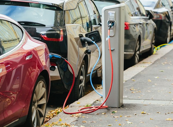Auta elektryczne o włos tańsze w eksploatacji niż spalinowe. Tak, w Polsce