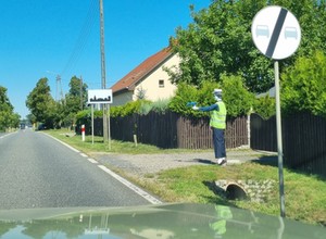 Przy drodze krajowej "straszy" policjant Zenek. Mamy zdjęcia