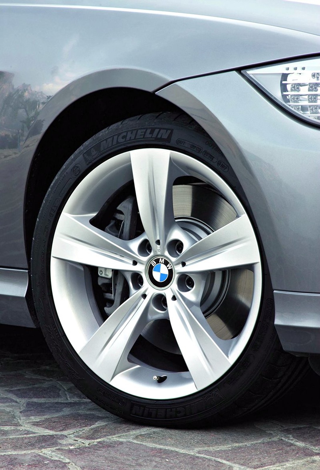 BMW 3: Odmłodzone nadwozie z nową techniką