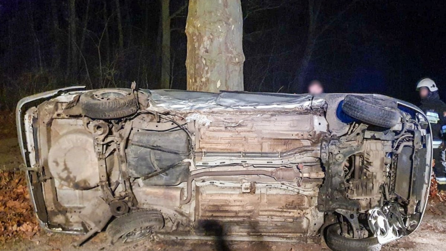 Szaleńczy pościg za kierowcą Forda zakończył się na drzewie