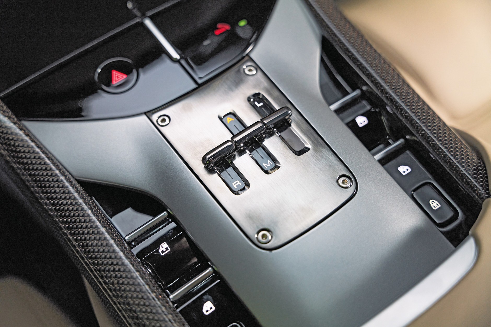 Obsługa dwusprzęgłowej przekładni nawiązuje stylistyką do tradycyjnej ręcznej zmiany biegów klasycznych Ferrari