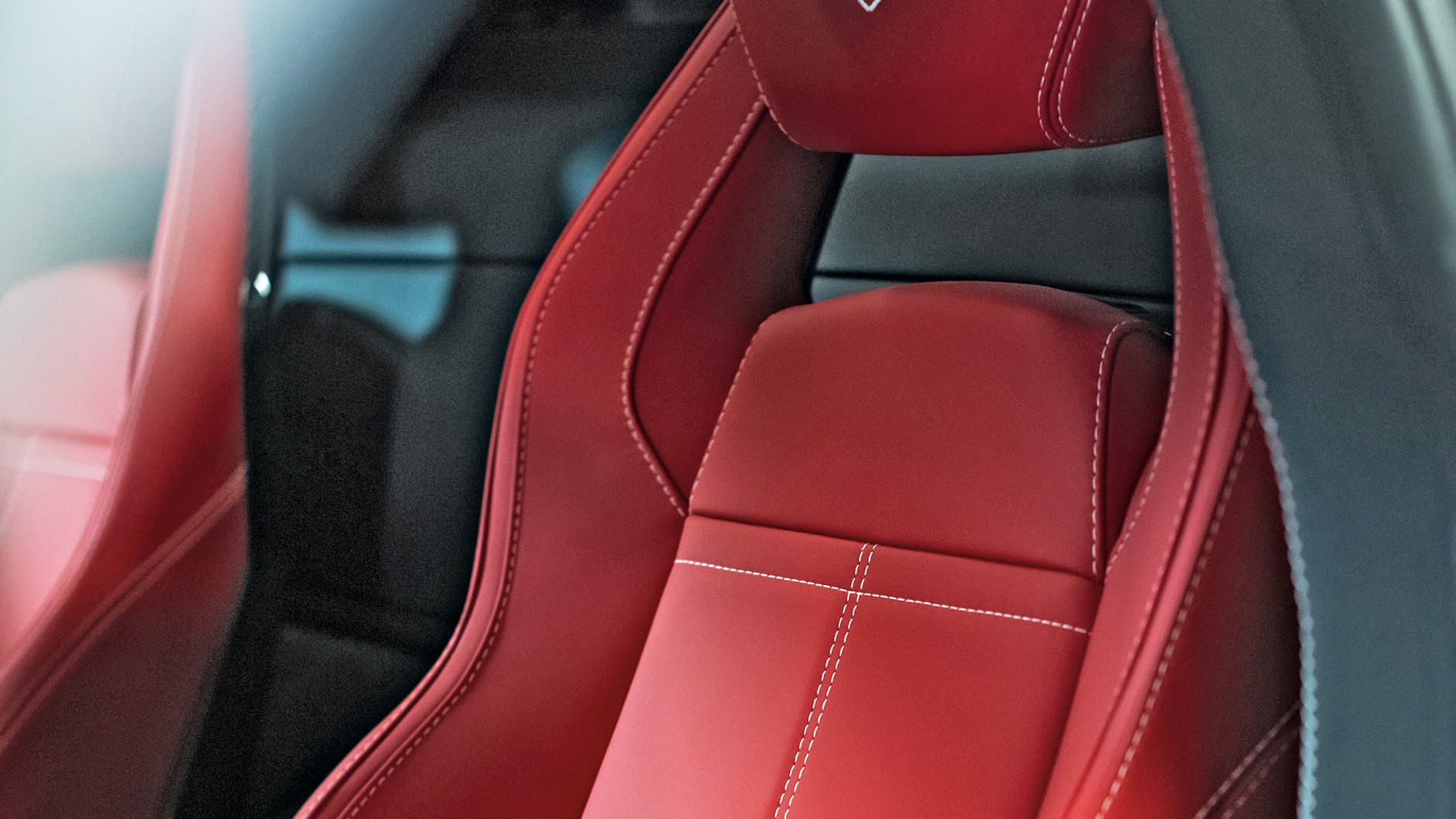 Ogniście czerwone sportowe fotele Lamborghini Countacha z mocnym podparciem bocznym, lecz cienką tapicerką