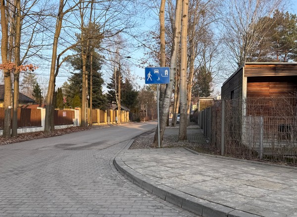 Znak niepozorny, a błąd kosztowny. Nieznajomość przepisów kosztowała go 35 tys.