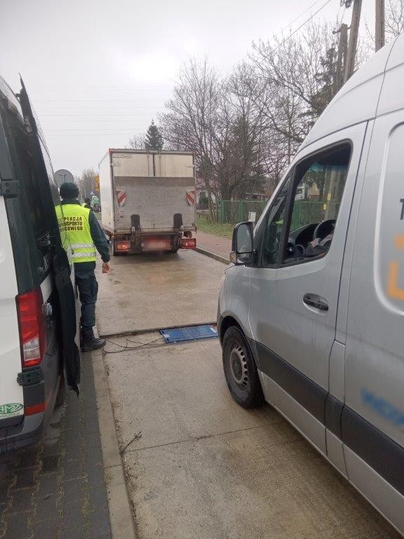 Sprawdzanie wagi busów w Łowiczu