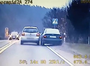 Pościg za pijanym kierowcą - szalona ucieczka zakończona na drzewie [Nagranie]