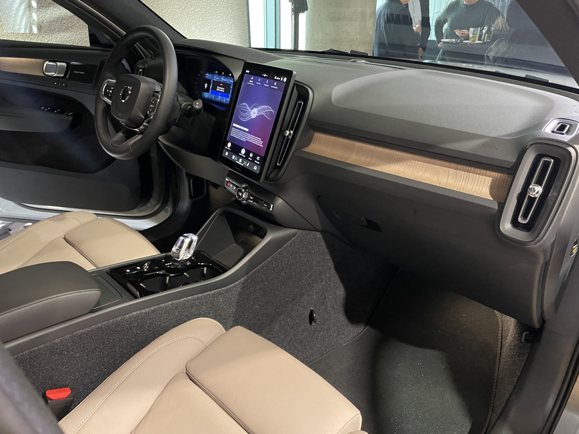 Deska rozdzielcza Volvo XC40 z "doklejonym" ekranem