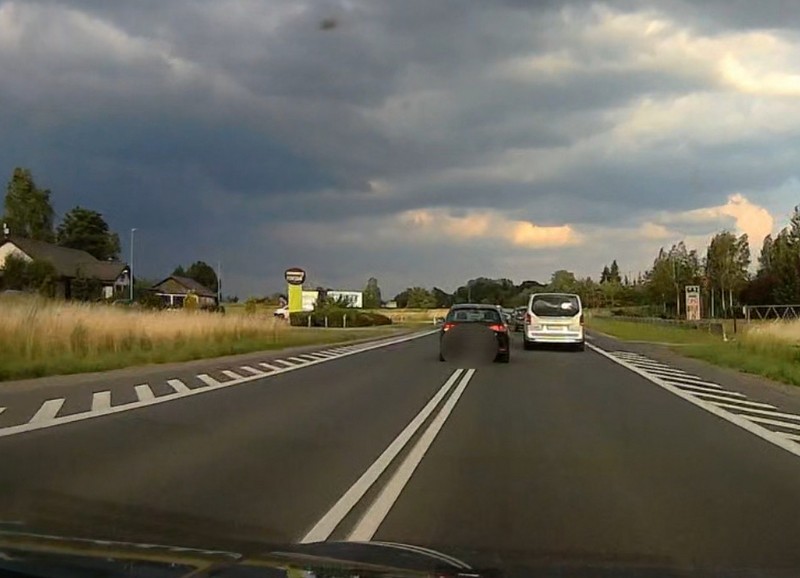 Co do zasady wyprzedzanie na podwójnej ciągłej jest wykroczeniem. Chyba że jej nie przekroczymy