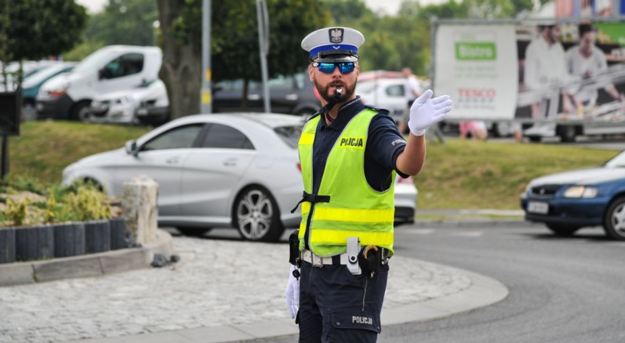 Kierowca nie zrozumiał poleceń policjanta?  Skończyło się kolizją [Nagranie]