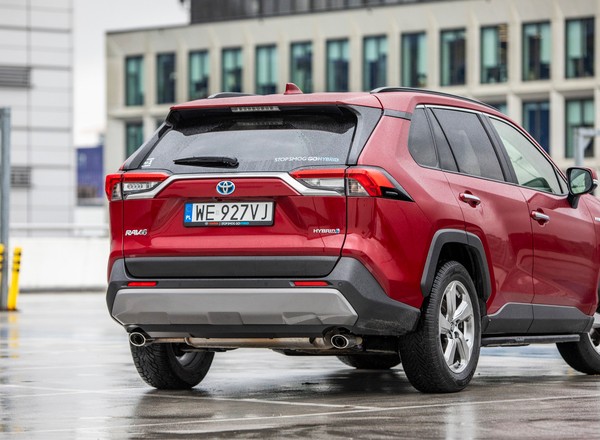 Kupujemy prawie nową używaną Toyota RAV4 2.5 Hybrid. Już wiem, skąd te ceny