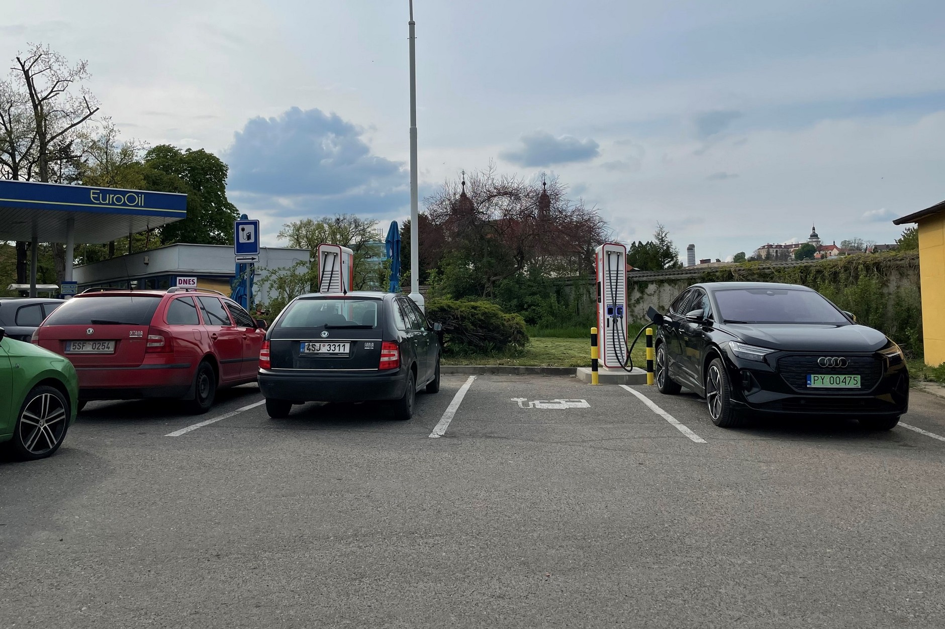 W Czechach jak w Polsce. Elektryczne Audi i "elektryczne" Skody