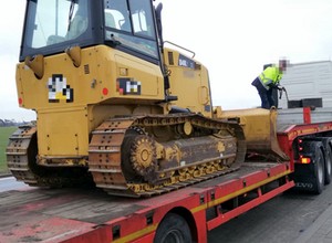 Wiózł kilkutonową spycharkę bez zabezpieczenia, bo liczył, że nie trafi na kontrolę