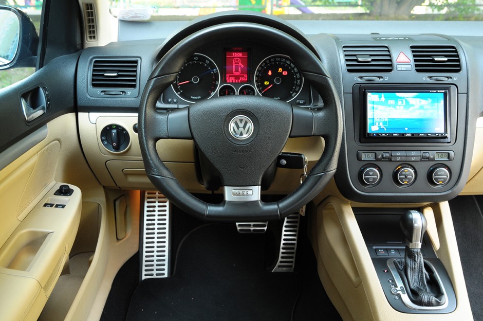 Niewielkie zabawki dla... dużych chłopców: Opel Astra OPC kontra VW Golf GTI