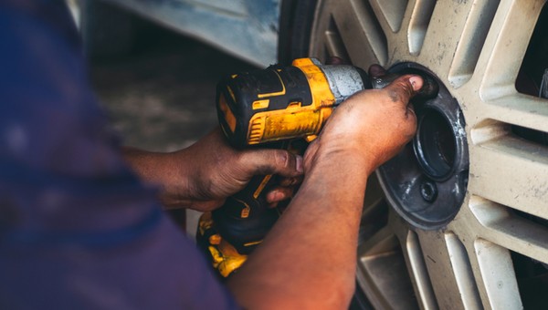 Klucz udarowy do dokręcania kół? Bez precyzyjnego dokręcenia kluczem dynamometrycznym, to ryzykowne