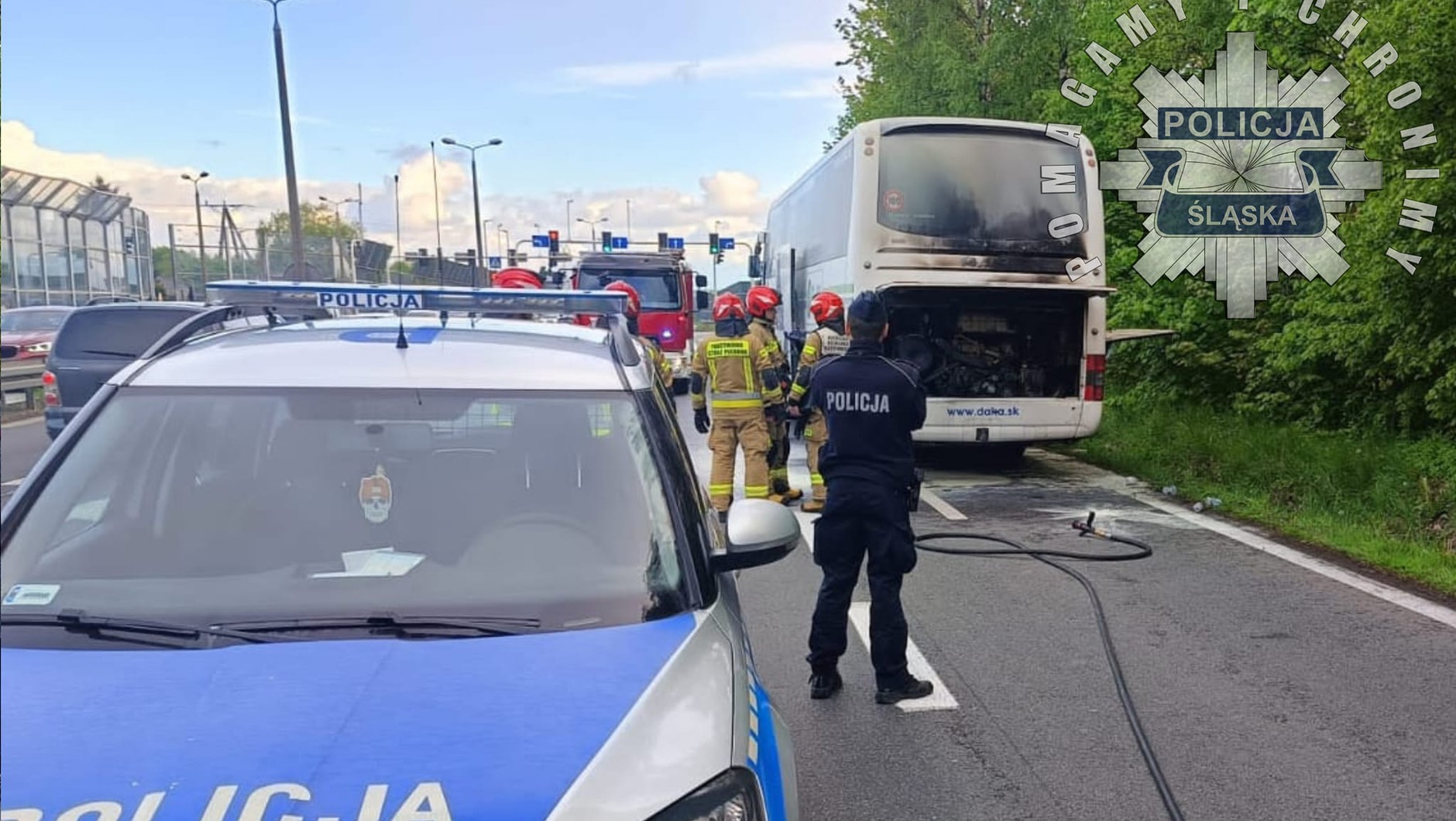 Pożar autokaru na DK1:  ogień pojawił się w komorze silnika pojazdu