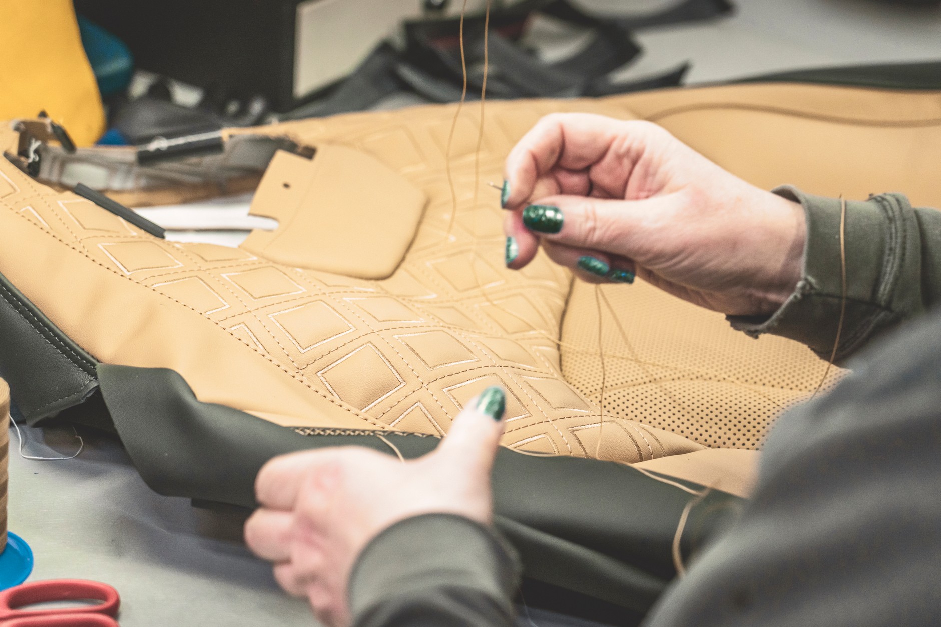 Fabryka Bentleya w Crewe – obróbka skóry, produkcja tapicerki