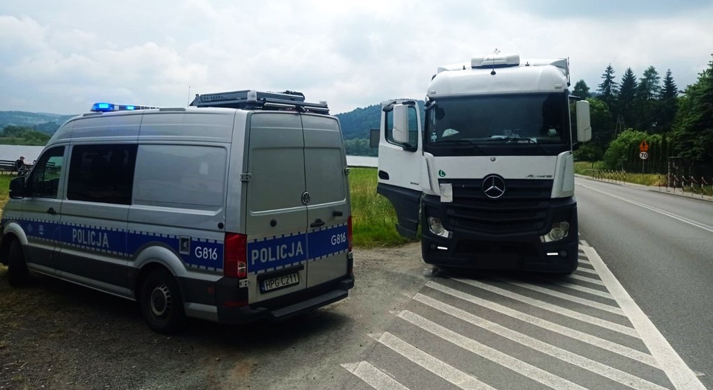 Policjanci zatrzymali tira. Kierowca był tak pijany, że wypadł z kabiny