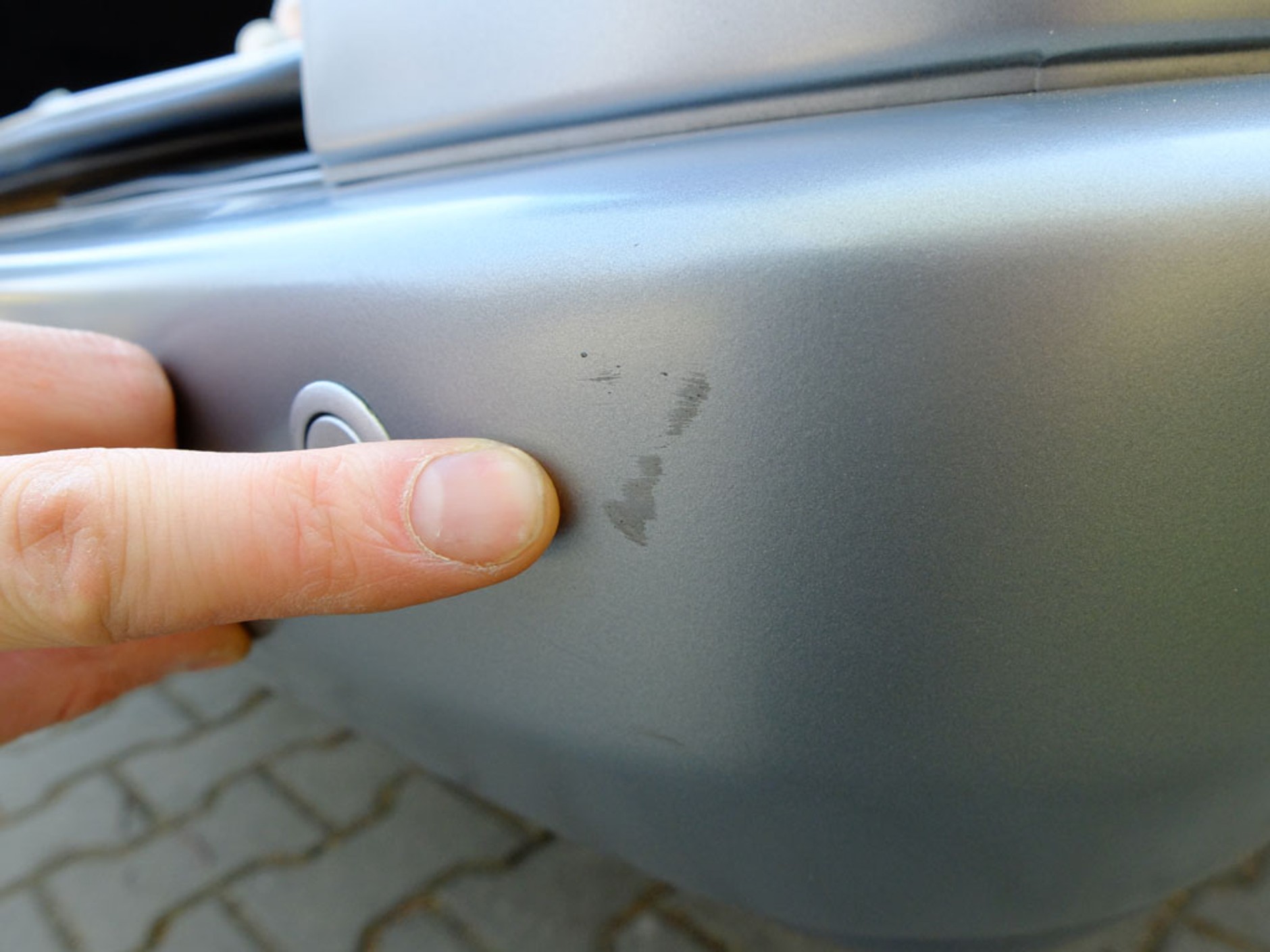 Usuwanie rys ze zderzaka