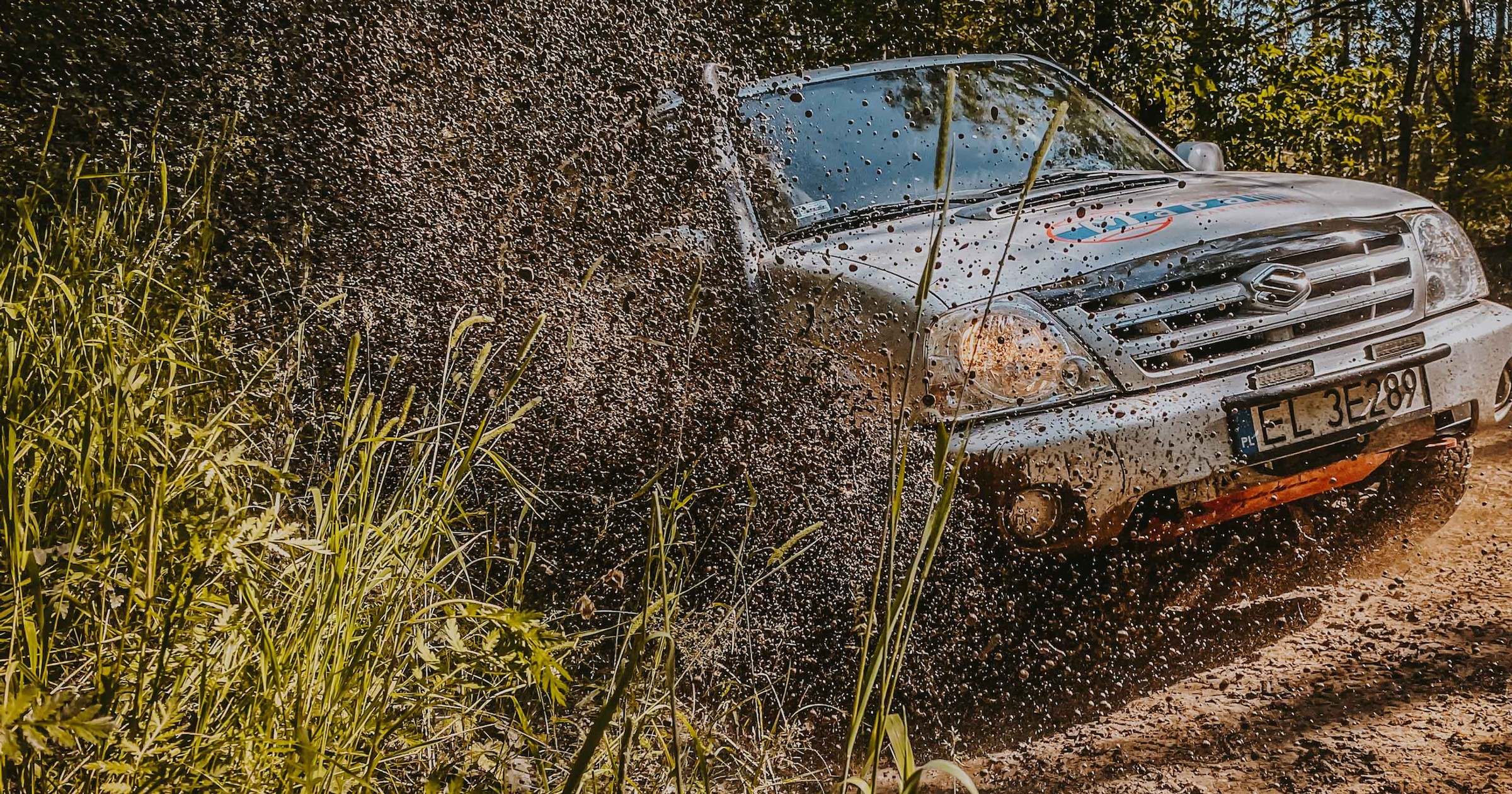 Suzuki w terenie podczas rajdu