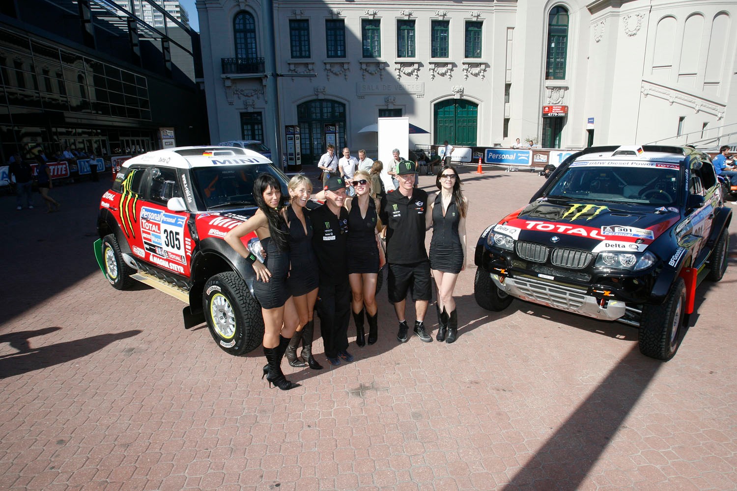 Rajd Dakar 2011: Hołowczyc na konferencji zespołu X-raid (Fot. Rallyworld©Willy Weyens)