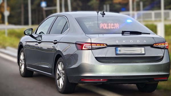 Nieoznakowany radiowóz policji - zdj. ilustracyjne