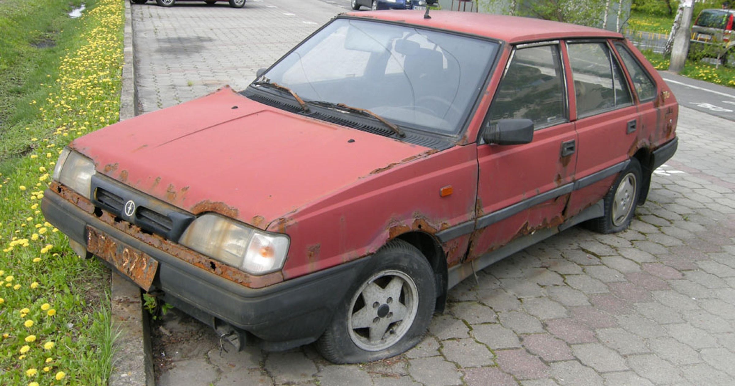 Porzucony wrak na ulicy