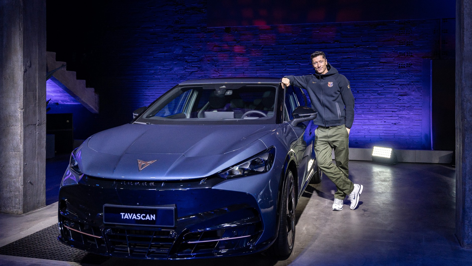 Robert Lewandowski i Cupra Tavascan. Dla siebie piłkarz wybrał jednak model Terramar