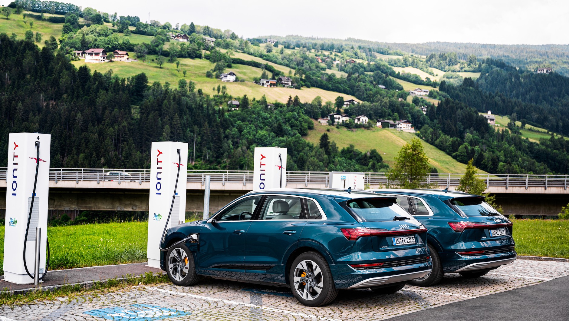 Audi e-tron na stacji IONITY