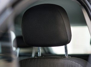 Jaką funkcję pełnią zagłówki foteli w samochodzie?