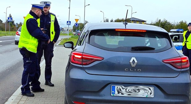 Już egzekwują nowe przepisy. Kto nie trzyma kierownicy oburącz, ten płaci 500 zł